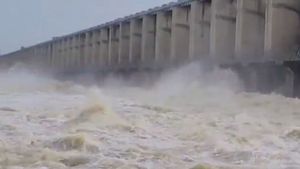 అక్కడ గేట్లు ఎత్తివేత- శ్రీశైలానికి వరద