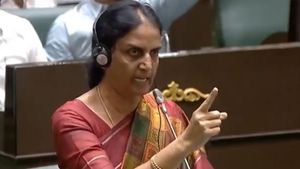 అక్కల మాటలు వింటే జూబ్లీ బస్టాండ్‌లో కూర్చోవాల్సి వస్తది- సబితపై రేవంత్ ఫైర్