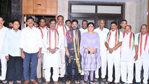 అర్ధరాత్రి చేరికల కలకలం: కాంగ్రెస్‌లో చేరిన ఆరుమంది బీఆర్ఎస్ ఎమ్మెల్సీలు 