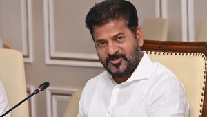 తెలంగాణలో భారీగా ఐపీఎస్ అధికారుల బదిలీలు: రేవంత్ మార్క్.. !!