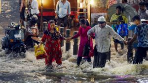 హైదరాబాద్‌లో భారీ వర్షం: కొట్టుకుపోయిన కారు, జీహెచ్ఎంసీ హెచ్చరిక