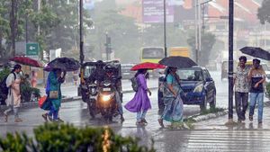 Rains: ఆ పది జిల్లాల్లో భారీ వర్షాలు.. ఎల్లో అలెర్ట్ జారీ..!