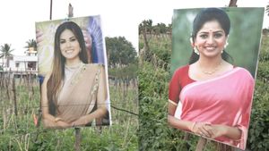 టమోటా పొలంలో సన్నిలియోన్ ఫ్లెక్సీలు, ఆ నటి ఫోటోలు, రైతు తెలివితేటలు ఇలా ఉంటే  