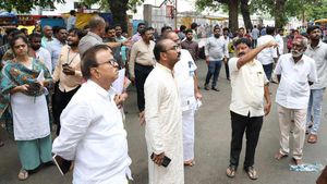తిరుమలలో భక్తులకు ఇబ్బందికరం: తొలగించాలంటూ ఆదేశాలు 