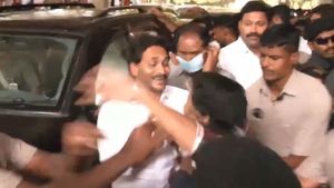 జగన్ పైకి దూసుకొచ్చిన వ్యక్తి - ఆ వెంటనే..!! (వీడియో)