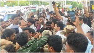 బెంగళూరు నుంచి విజయవాడ చేరుకున్న జగన్-ఎయిర్ పోర్టులో టెన్షన్..!