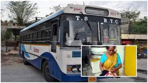 ఆర్టీసీ బస్సుపై దాడి, కండక్టర్‌పై పాము విసిరేసిన మహిళ