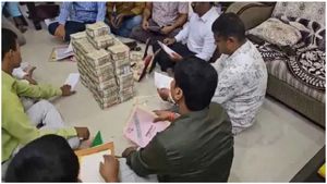 ఏసీబీకి చిక్కిన అవినీతి అధికారి: ఇంట్లో నోట్ల గుట్టలు