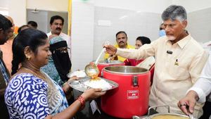 సీఎం సొంత జిల్లాలో అన్న క్యాంటీన్లు ఎవరు ప్రారంభించారో తెలుసా, లీడర్ లక్షణాలు 