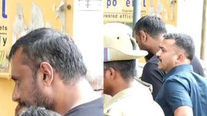 అనంతపురంలో హైడ్రామా- మీడియాను ఏమార్చి..!!