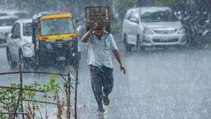 తెలంగాణలో మూడు రోజులపాటు భారీ వర్షాలు: ఈ జిల్లాలకు ఎల్లో అలర్ట్