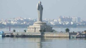 Hydra: హుస్సేన్ సాగర్ చుట్టూ ఆక్రమణలను తొలగించాలని హైడ్రాకు ఫిర్యాదు..!