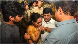 ఐదు నెలల తర్వాత తిరిగొచ్చిన కవితకు ఘనస్వాగతం
