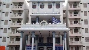 తిరుమల భక్తులు షాక్, శ్రీనివాసం, మాధవంలో పైప్ లైన్లతో ఇబ్బందులు, వసతి గృహాలు 