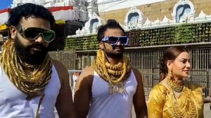 తిరుమలలో `గోల్డెన్ బాయ్స్`- ఒంటిపై 25 కేజీల నగలు