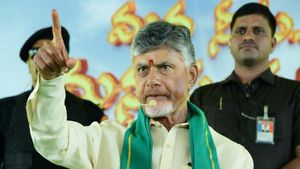 కుటుంబానికి రూ.3వేలు... నిధులు విడుదల చేసిన చంద్రబాబు