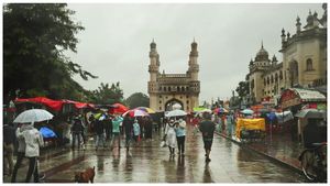 హైదరాబాద్‌లో భారీ వర్షం: సిటీ జనులకు జీహెచ్ఎంసీ వార్నింగ్, ఆరెంజ్ అలర్ట్