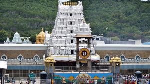 శ్రీవారి ఆలయ నాలుగు మాడ వీదులు తనిఖీలు చేసిన టీటీడీ ఈవో శ్యామలరావు 