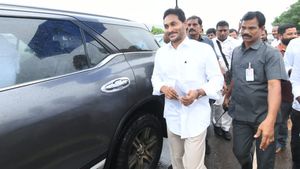 YS Jagan: రేపు మళ్లీ బెంగళూరు వెళ్లిపోతున్న జగన్ ..!