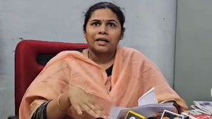 ఆ వంద మందిని తోలుతీస్తా - అఖిలప్రియ మాస్ వార్నింగ్..!!