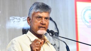 ప్రభుత్వ ఉద్యోగులకు ఏడాది జీతం అకౌంట్‌లో వేసిన చంద్రబాబు 