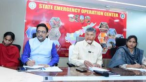 నిద్రపోని చంద్రబాబు: తెల్లవారు జామునే రివ్యూలతో బిజీ