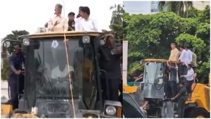 జేసీబీలో చంద్రబాబు పర్యటన
