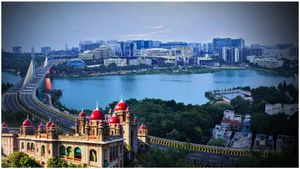 Hyderabad: ఇబ్రహీంపట్నం పెద్ద చెరువును పరిశీలించిన హైడ్రా కమిషనర్..