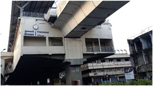 Khairathabad Metro Station: ఖైరతాబాద్ మెట్రో స్టేషన్ గేట్లు మూసివేత..!