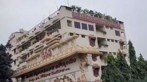ఉండవల్లి మంతెన ఆశ్రమాన్ని చుట్టుముట్టిన వరద