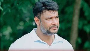 స్టార్ హీరో సెల్ లో టీవీ, వచ్చేది ఒకేఒక్క ఛానల్, పగవాడికి కూడా ఈ శిక్ష వద్దు 