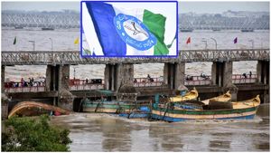 ఎంతకు తెగించారు, ప్రకాశం బ్యారేజ్ లో బోట్లు వదిలేశారు, వైసీపీ లీడర్స్ అందర్ 