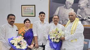 టీపీసీసీ చీఫ్ గా మహేష్ బాధ్యతలు - అదే అసలు సవాల్..!!
