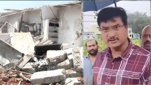 హైడ్రా భయంతో మహిళ ఆత్మహత్య: రంగనాథ్ ఏమన్నారంటే?