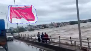 వరద బాధితులకు బీఆర్ఎస్ విరాళం: 6 వేల మంది లెక్చరర్లు, టీచర్ల తొలగింపుపై ఫైర్