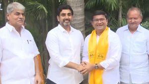 వైసీపీకి బిగ్ షాక్- అక్కడ ఖాళీ: కండువా కప్పిన లోకేష్