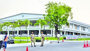 Telangana: ప్రజా భవన్ ముందు బారికేడ్లు.. ఏం జరుగుతోంది..!
