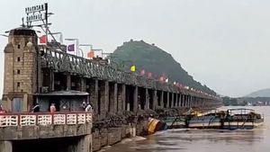 ప్రకాశం బ్యారేజీకి రిపేర్లు: భారీ వర్షంలోనూ..!!