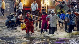 Hyderabad: హైదరాబాద్ లోని పలు ప్రాంతాల్లో భారీ వర్షం.. జలమయమైన రోడ్లు..