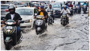 హైదరాబాద్ సిటీలో మళ్లీ దంచికొట్టిన వాన: రోడ్లు జలమయం, అలర్ట్