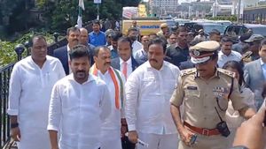 నిమజ్జనోత్సవంలో రేవంత్- ట్యాంక్‌బండ్ వద్ద ముచ్చట్లు
