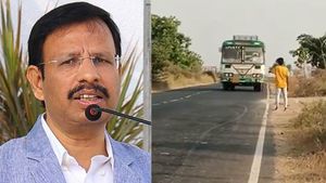 Sajjanar: ఇలాంటి వెర్రి చేష్టలు అవసరమా.. ఆ వీడియోపై ఏపీ పోలీసులను ట్యాగ్ చేసిన సజ్జనార్..!