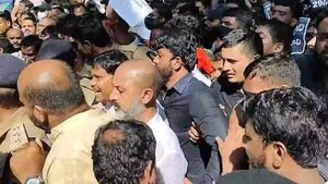 బండి సంజయ్ అరెస్ట్ - టెన్షన్, డీజీపీ క్లారిటీ..!!