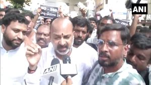 బండి సంజయ్ అరెస్ట్: హైదరాబాద్‌లో ఉద్రిక్తత