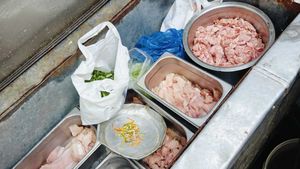 Food safety: తుప్పు పట్టిన రిఫ్రిజిరేటర్ లో చికెన్, మటన్ నిల్వ.. తనిఖీల్లో బయటపడ్డ దారుణ పరిస్థితులు..!  