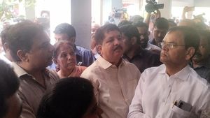 KTR: కేటీఆర్ కు చేదు అనుభం.. గో బ్యాక్ అంటూ నినాదాలు..