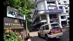 మత విద్వేశాలు రెచ్చగొట్టేలా..: మెట్రోపొలిస్ హోటల్ యజమాని, మేనేజర్ అరెస్ట్