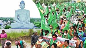 అమరావతి రైతుల ఆందోళన - అవమానిస్తున్నారంటూ..!!