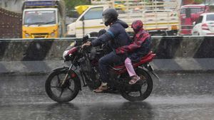 కొన్ని గంటల్లో రికార్డుస్థాయి వర్షపాతం- వాహనదారులు విలవిల