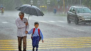 ముంచుకొస్తున్న తుఫాన్, వర్షాలు మొదలు - ఈ జిల్లాలకు బిగ్ అలర్ట్..!!